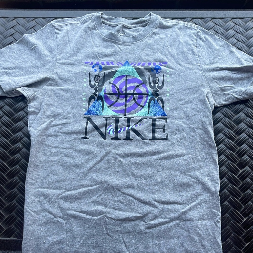 Nike men’s small grey graphic tshirt